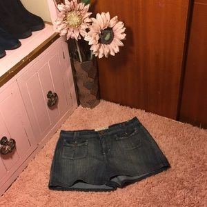 Cute blue jean shorts. High rise. 3/20